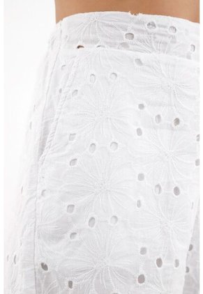 Tennis Bermuda En Ojalillo Blanca Para Mujer