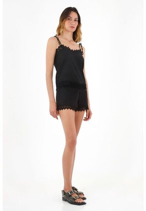 Tennis Bermuda Negra Con Detalles De Encaje Para Mujer