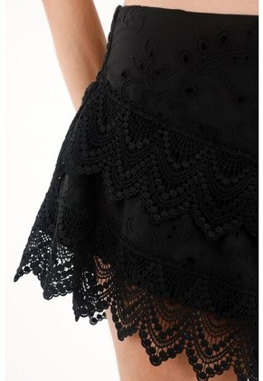 Tennis Bermuda Negra De Ojalillo Con Boleros Para Mujer