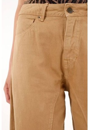 Pantalón Horseshoe Café Con Charreteras En Bota Para Mujer