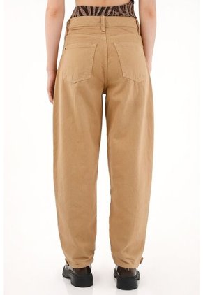 Pantalón Horseshoe Café Con Charreteras En Bota Para Mujer