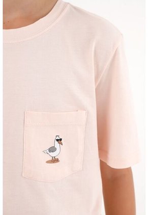 Camiseta Rosada Con Bordado Y Bolsillo Para Niño