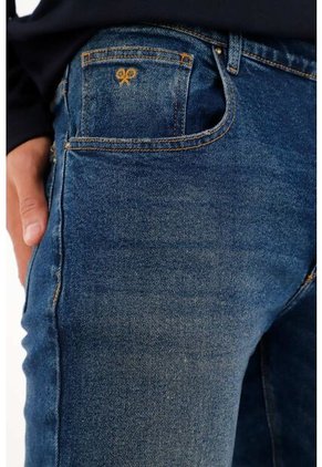 Tennis Jean Nudy De Tiro Medio Con Bordado En Relojera Para Hombre