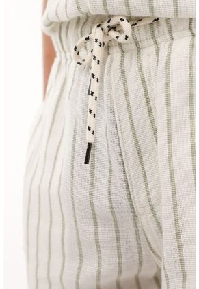 Bermuda Verde Con Diseño A Rayas Para Niño