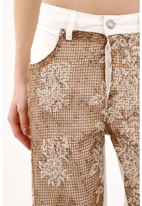 Tennis Pantalón Horseshoe Con Tela Bordada Sobrepuesta Crudo Para Mujer