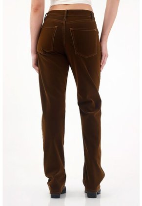 Jean Recto De Tiro Medio En Velvet Café Para Mujer