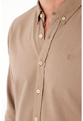 Camisa De Silueta Clásica Con Raqueta Bordada Café Para Hombre