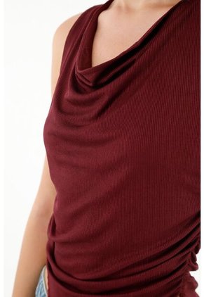 Camiseta Morada Con Recogido En Costados Para Mujer