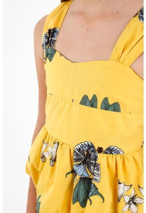 Camisa Amarilla Con Escote Recto Para Niña