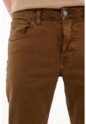 Pantalón Recto Cinco Bolsillos Café Para Hombre