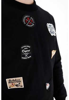 Buzo Negro Con Apliques Para Hombre