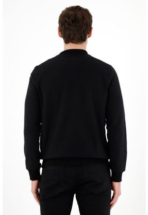 Buzo Negro Con Apliques Para Hombre