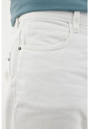 Bermuda Blanca Cinco Bolsillos Para Hombre