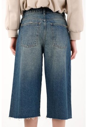 Tennis Bermuda En Denim Con Ruedo Al Corte Azul Para Mujer