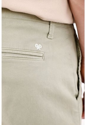 Tennis Bermuda Regular Fit Con Frente Limpio Y Bolsillos Diagonales En Algodón Verde Oliva Para Hombre