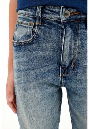 Jean Recto Tono Medio Con Realce En Las Costuras Para Niño