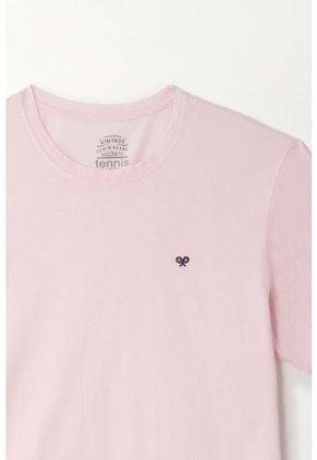 Camiseta Rosada Con Mini Raqueta Bordada Para Hombre
