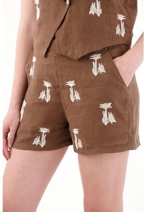 Tennis Short En 100% Lino Con Bordados Café Para Mujer