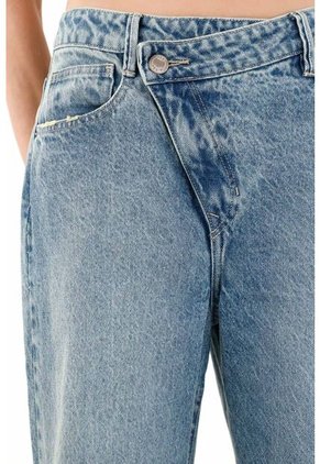 Jean Recto Tiro Alto Con Corte Diagonal Para Mujer