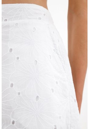 Tennis Bermuda En Ojalillo Blanca Para Mujer