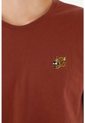 Camiseta Café Con Mini Bordado En Punto Corazón Para Hombre