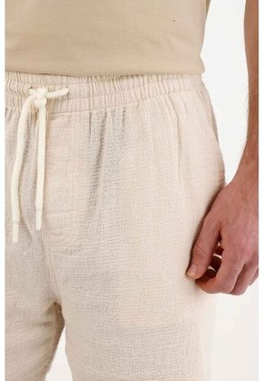 Tennis Bermuda Tipo Chino Con Textura Crudo Para Hombre