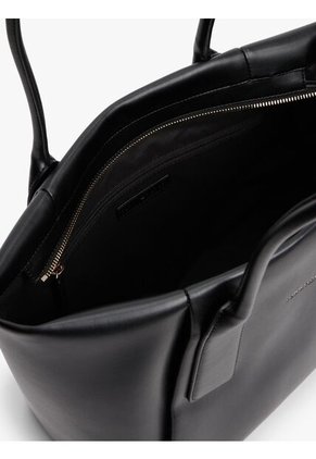 Bolso Negro Tote Essential Con Logo Metálico Tommy Hilfiger