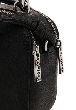 Bolso Negro  Tommy Hilfiger
