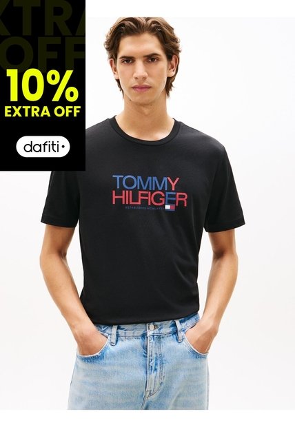 Camiseta Negra Con Logo Brand Love Estampado En El Pecho Tommy Hilfiger