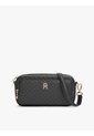 Bolso Negro Cruzado Tipo Cámara Con Monogramas TH Tommy Hilfiger de Tommy Hilfiger