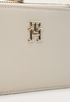 Billetera Marfil-Dorado Tommy Hilfiger