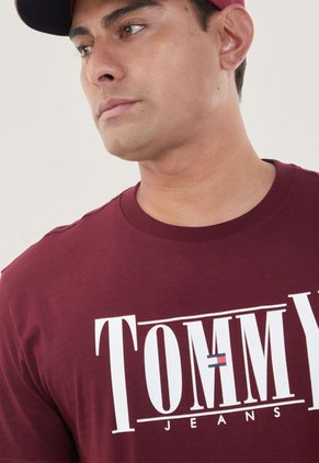 Camiseta Vinotinto-Blanco Tommy Jeans