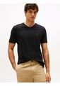 Camiseta Negra De Cuello En V Tommy Hilfiger de Tommy Hilfiger