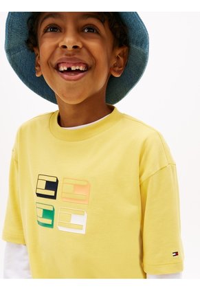 Camiseta Amarilla Con Logo Gráfico 3D Tommy Hilfiger