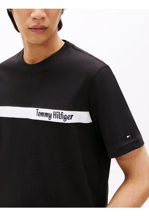 Camiseta Negra Con Diseño De Rayas Gráfica En El Pecho Tommy Hilfiger