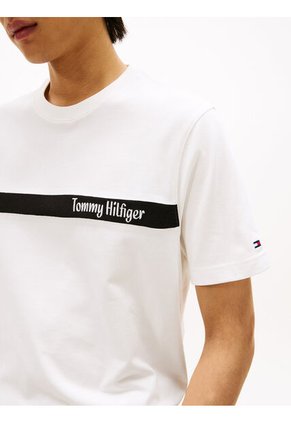 Camiseta Blanca Con Diseño De Rayas Gráfica En El Pecho Tommy Hilfiger
