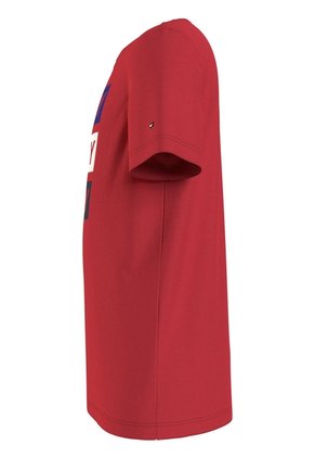 Camiseta Roja Para Niño Con Logo Gráfico Estampado En El Pecho Tommy Hilfiger