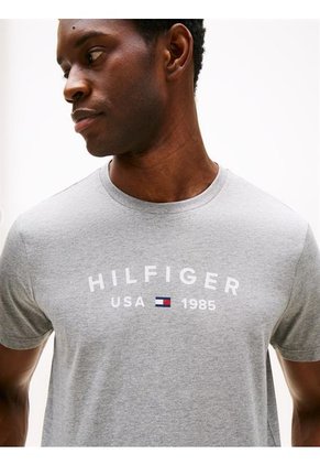 Camiseta Gris Con Logo Estampado Tommy Hilfiger