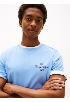 Camiseta Celeste Con Logo NYC Y Logo Delineado Tommy Hilfiger