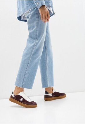 Tenis Vinotinto Con Monograma TH Para Mujer Tommy Hilfiger