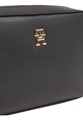 Bolso Negro De Hombro Con Insignia Del Monograma TH Tommy Hilfiger