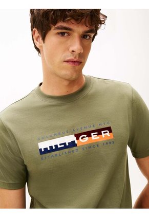 Camiseta Verde Con Logo Colorblock Estampado En El Pecho Tommy Hilfiger