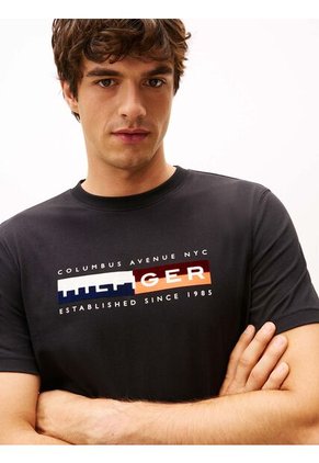 Camiseta Negra Con Logo Colorblock Estampado En El Pecho Tommy Hilfiger