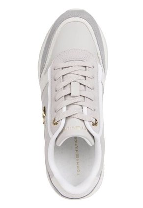 Tenis Gris Con Paneles Metalizados Tommy Hilfiger