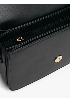 Bolso Negro Cruzado Con Solapa Y Monograma TH Tommy Hilfiger