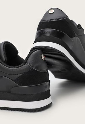 Tenis Lifestyle Negro-Blanco-Dorado Tommy Hilfiger