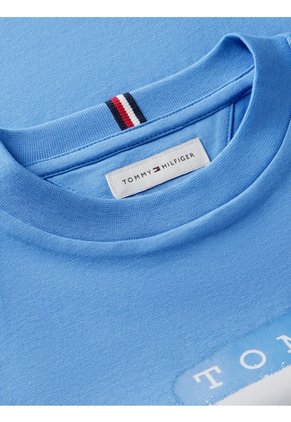 Camiseta Celeste Manga Corta Con Logo Gráfico Estampado En El Pecho Tommy Hilfiger