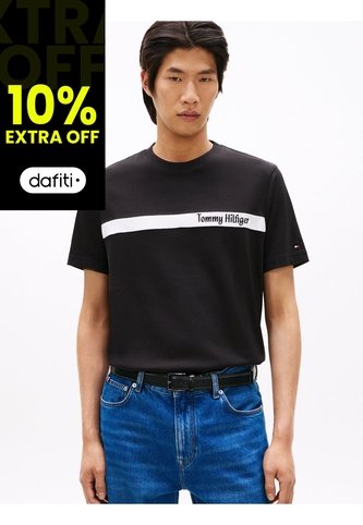 Camiseta Negra Con Diseño De Rayas Gráfica En El Pecho Tommy Hilfiger Tommy Hilfiger