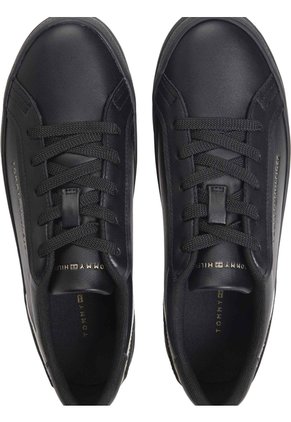 Tenis Negro De Cuero Con Suela Gruesa Tommy Hilfiger
