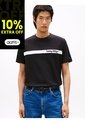 Camiseta Negra Con Diseño De Rayas Gráfica En El Pecho Tommy Hilfiger de Tommy Hilfiger